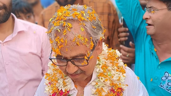 Ashis's brother Prasanta said that he used to sit at the party office for some time every morning after his morning walk and followed the routine today as well.