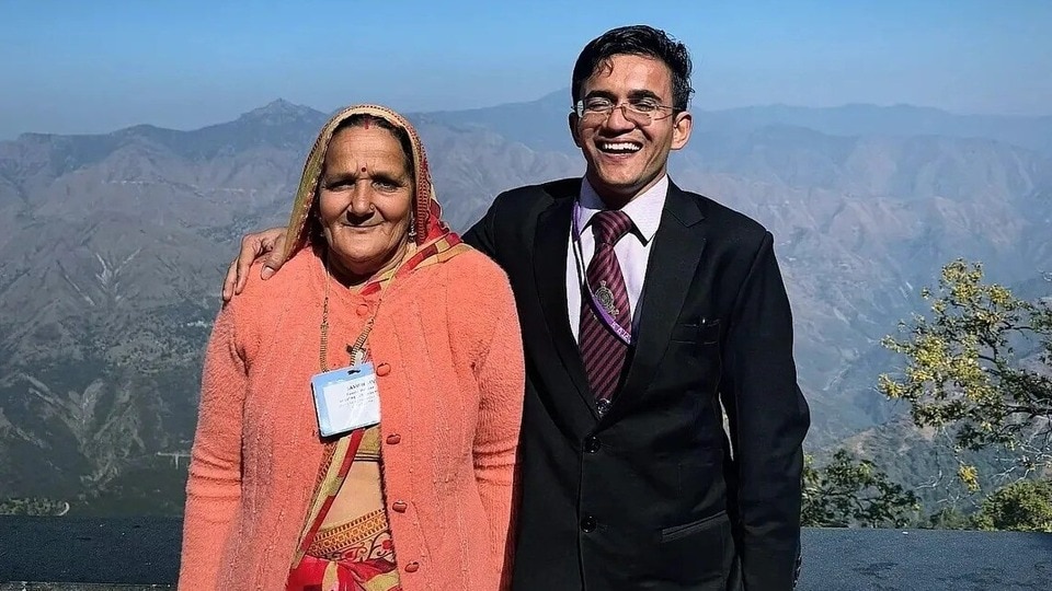 মা মনরেগা বা ১০০ দিনের কাজ করতেন। আর ছেলে হলেন আইআরএস অফিসার। (ফাইল ছবি)