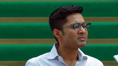 অভিষেকের আইনজীবীর বক্তব্য, তাঁর মক্কেলের একাধিক ব্যক্তিগত ব্যাঙ্ক অ্যাকাউন্ট ফ্রিজ করে দেওয়া হয়েছে। (Naveen Sharma)