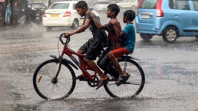কলকাতা-সহ দক্ষিণবঙ্গের অন্যান্য জেলাতে রয়েছে ভারী বৃষ্টির সতর্কতা। (saikat paul) কলকাতা-সহ দক্ষিণবঙ্গের অন্যান্য জেলাতে রয়েছে ভারী বৃষ্টির সতর্কতা। (saikat paul)