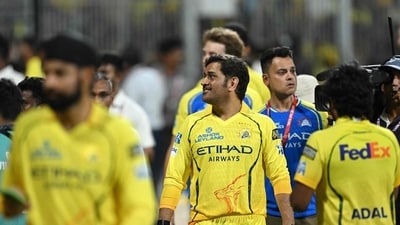 Chennai Super Kings' Indian cricket player MS Dhoni (C) greets the fans. (HT_PRINT) Chennai Super Kings' Indian cricket player MS Dhoni (C) greets the fans. (HT_PRINT)