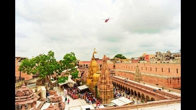 Flower petals showered on devotees at Kashi Vishwanath Dham. (Rajesh Kumar)