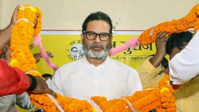 Jan Suraaj Party (JSP) chief and newly elected Bankipur MLA Prashant Kishor is welcomed by party workers during the 'Abhar programme'. (PTI)