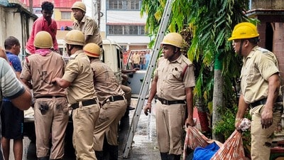 আগুনের লেলিহান শিখার গ্রাস থেকে সপরিবারে রক্ষার ভয়াবহ বর্ণনা পর্যটকের (PTI) আগুনের লেলিহান শিখার গ্রাস থেকে সপরিবারে রক্ষার ভয়াবহ বর্ণনা পর্যটকের (PTI)