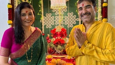 ‘কার সাথে এত চ্যাট করছ?’ সারাক্ষণ ফোনে আটকে বাঙালি বউ, প্রকাশ্যেই খোঁচা পঙ্কজ ত্রিপাঠির, মৃদুলাকে চেনেন?