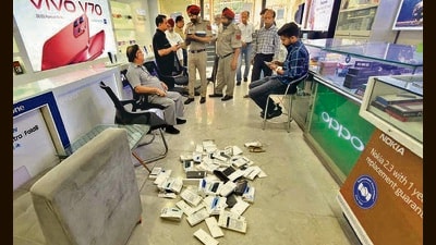 Police at the Ghumar Mandi shop, that was burgled, on Monday. (Gurpreet Singh/HT)