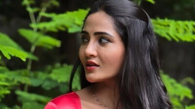 <p>కార్తీక దీపం 2 సీరియల్ లో జ్యోత్స్న పాత్రతో తెలుగు ఆడియన్స్ కు బాగా దగ్గరైంది గాయత్రి సింహాద్రి. సీరియల్ లో డిఫరెంట్ షేడ్స్ ఉన్న క్యారెక్టర్ ను గొప్పగా ప్లే చేస్తోంది. </p> (instagram-Gayathri Munni) <p>కార్తీక దీపం 2 సీరియల్ లో జ్యోత్స్న పాత్రతో తెలుగు ఆడియన్స్ కు బాగా దగ్గరైంది గాయత్రి సింహాద్రి. సీరియల్ లో డిఫరెంట్ షేడ్స్ ఉన్న క్యారెక్టర్ ను గొప్పగా ప్లే చేస్తోంది. </p> (instagram-Gayathri Munni)
