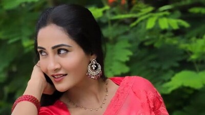 <p>తాజాగా చీరలో ఉన్న ఆమె ఫొటోలకు నెటిజన్ల నుంచి మంచి రియాక్షన్ వస్తోంది. బ్యూటీఫుల్, సింప్లీ సూపర్, మీ కోసమే సీరియల్ చూస్తున్నామంటూ కామెంట్లు పెడుతున్నారు. </p> (instagram-Gayathri Munni) <p>తాజాగా చీరలో ఉన్న ఆమె ఫొటోలకు నెటిజన్ల నుంచి మంచి రియాక్షన్ వస్తోంది. బ్యూటీఫుల్, సింప్లీ సూపర్, మీ కోసమే సీరియల్ చూస్తున్నామంటూ కామెంట్లు పెడుతున్నారు. </p> (instagram-Gayathri Munni)