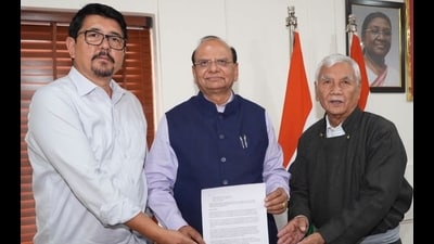 Tashi Gyalson, former CEC of LAHDC Leh (on left) and Buddhist spiritual leader Thupstan Chhewang presenting a memorandum to Ladakh LG VK Saxena in Leh on Monday. (HT Photo)