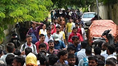 యూజీసీ నెట్ పరీక్షా కేంద్రం వద్ద దృశ్యం.. యూజీసీ నెట్ పరీక్షా కేంద్రం వద్ద దృశ్యం..