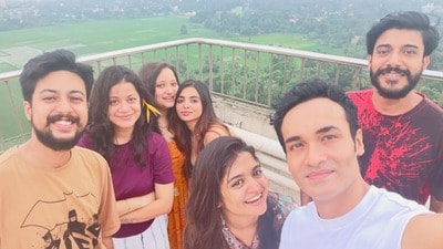 মাঝরাতে আবেগঘন পোস্ট সংহতির মাঝরাতে আবেগঘন পোস্ট সংহতির