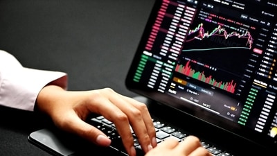 Will AI replace financial analysts? How junior finance roles are changing Will AI replace financial analysts? How junior finance roles are changing