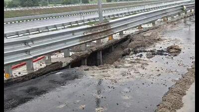 subsidence developed after rainwater washed away soil along the edge of the Ganga Expressway stretch in Unnao (Sourced)