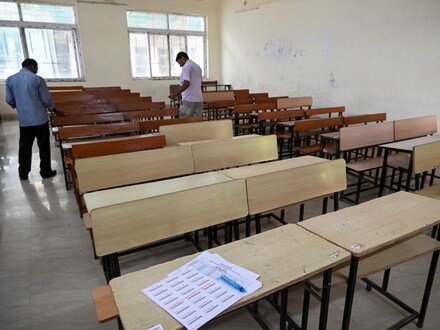 UGC NET-এ ইংরেজি, কমার্স এবং সমাজতত্ত্ব—এই তিন বিষয়ের পরীক্ষা ফের নেওয়া হবে।