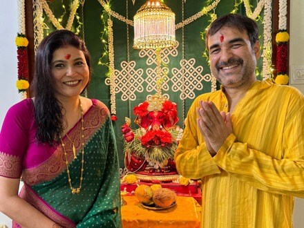 ‘কার সাথে এত চ্যাট করছ?’ সারাক্ষণ ফোনে আটকে বাঙালি বউ, প্রকাশ্যেই খোঁচা পঙ্কজ ত্রিপাঠির, মৃদুলাকে চেনেন?