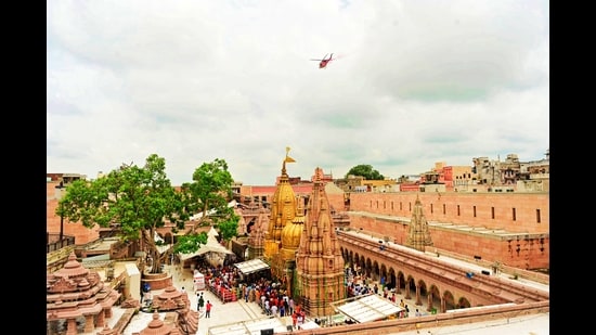 Flower petals showered on devotees at Kashi Vishwanath Dham. (Rajesh Kumar)