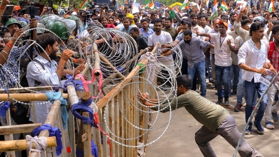 Jharkhand protest LIVE: Security personnel stand guard as people march towards Jharkhand Assembly amid a protest over alleged irregularities in the 14th JPSC examination, JSSC-CGL and other recruitment tests, demanding resignation of Jharkhand Chief Minister Hemant Soren and CBI probe on paper leaks. (PTI)