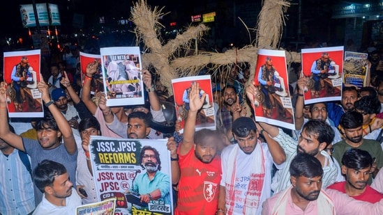 Students and aspirants stage a protest demanding a probe into alleged recruitment exam irregularities conducted by the JPSC and JSSC, in Ranchi, Jharkhand.