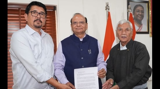 Tashi Gyalson, former CEC of LAHDC Leh (on left) and Buddhist spiritual leader Thupstan Chhewang presenting a memorandum to Ladakh LG VK Saxena in Leh on Monday. (HT Photo)
