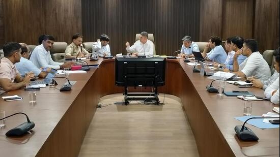 The meeting reviewed air quality monitoring, traffic decongestion, public transport and electric vehicle charging, among others. (HT PHOTO)