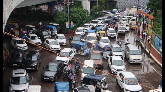 Traffic chaos near Polytechnic crossing in Lucknow on Monday, (HT Photo)