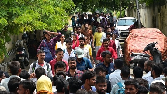 యూజీసీ నెట్ పరీక్షా కేంద్రం వద్ద దృశ్యం..
