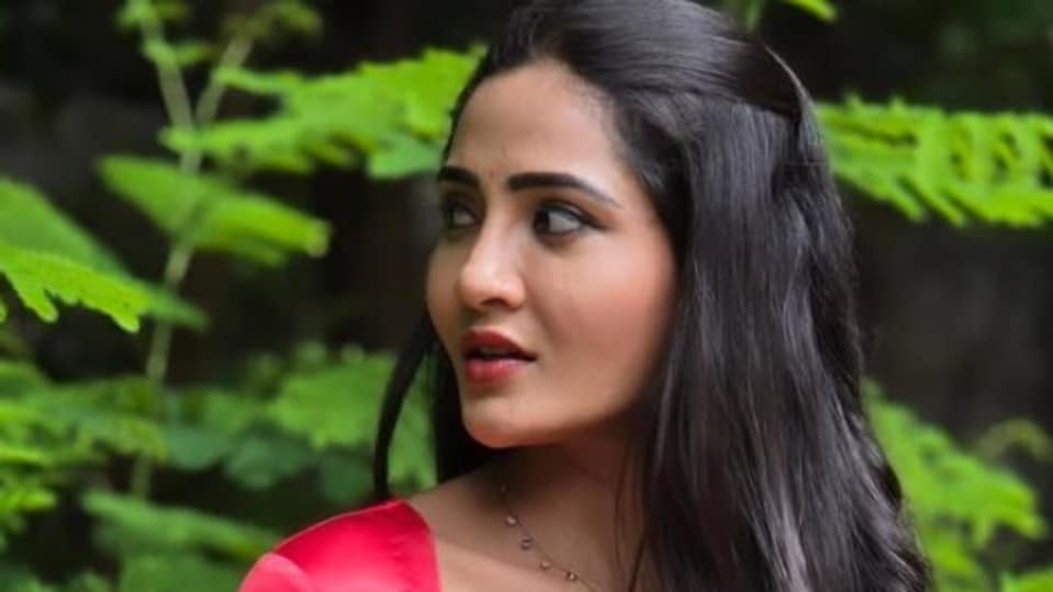 <p>కార్తీక దీపం 2 సీరియల్ లో జ్యోత్స్న పాత్రతో తెలుగు ఆడియన్స్ కు బాగా దగ్గరైంది గాయత్రి సింహాద్రి. సీరియల్ లో డిఫరెంట్ షేడ్స్ ఉన్న క్యారెక్టర్ ను గొప్పగా ప్లే చేస్తోంది. </p>(instagram-Gayathri Munni)