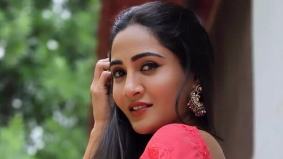 <p>కార్తీక దీపం 2 సీరియల్ లో ఫస్ట్ లేడీ విలన్ గా అదరగొట్టిన జ్యోత్స్నలో ఇప్పుడిప్పుడే మార్పు వస్తోంది. సూరజ్ తో పెళ్లి కోసం ఆమె మారినట్లు కనిపిస్తోంది. </p>(instagram-Gayathri Munni)