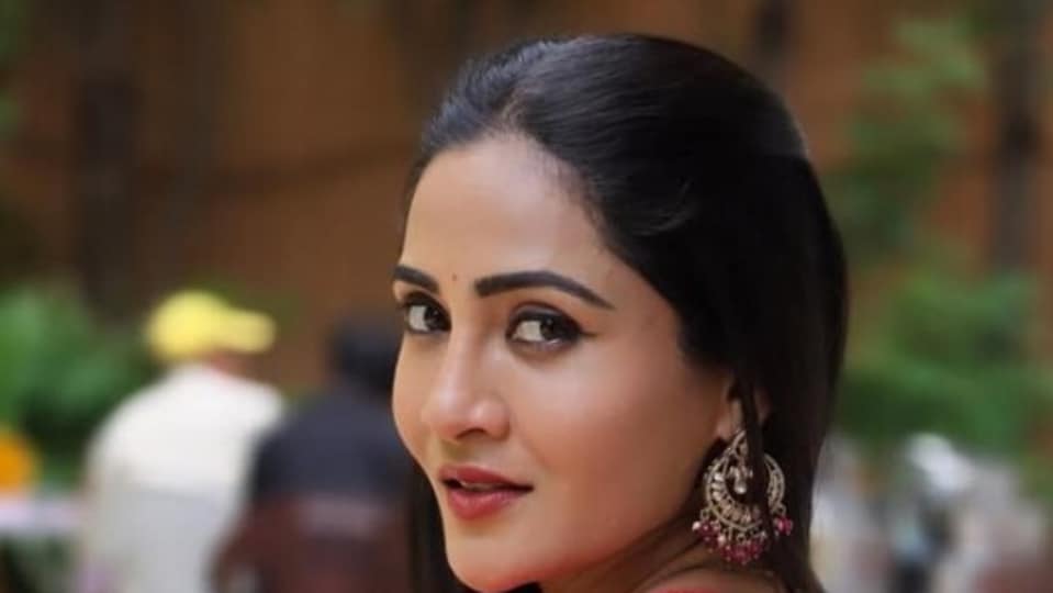 <p>తన పర్సనల్ లైఫ్ పరంగా చూసుకుంటే సోషల్ మీడియాలో గాయత్రి సింహాద్రి యాక్టివ్ గా ఉంటుంది. ఎప్పటికప్పుడూ పిక్స్ పోస్టు చేస్తూనే ఉంటుంది. </p>(instagram-Gayathri Munni)