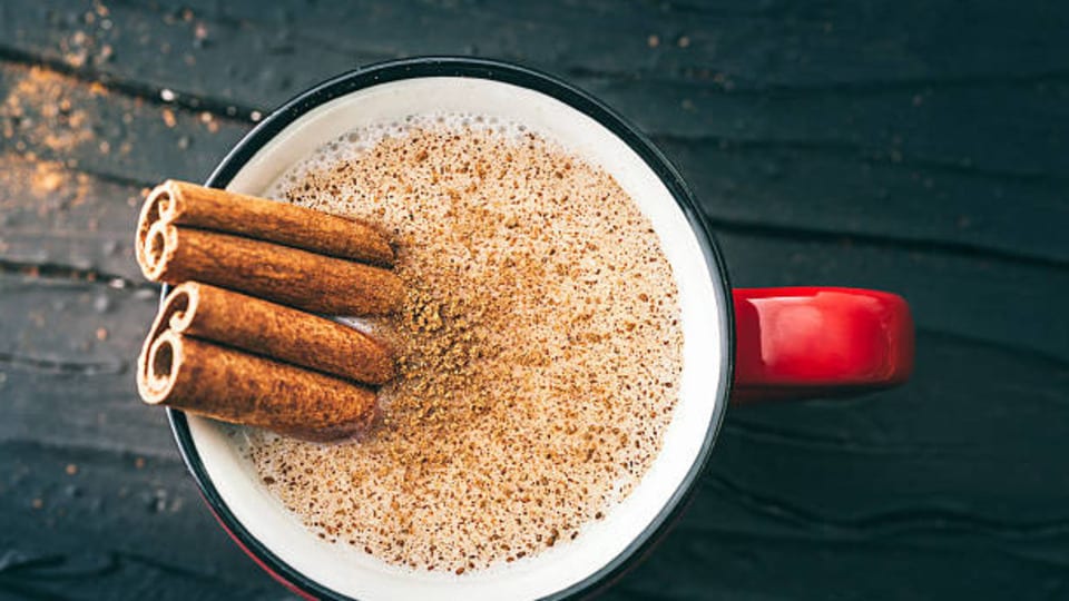 <p>రక్తంలో చక్కెర స్థాయిలు అకస్మాత్తుగా పెరిగినప్పుడు, శరీరంలో కొలెస్ట్రాల్ పేరుకుపోతుంది. దాల్చినచెక్క ఇన్సులిన్ స్థాయిలను సమతుల్యం చేసి, పొట్ట చుట్టూ కొవ్వు పేరుకుపోకుండా నివారిస్తుంది. ఇది రాత్రిపూట జీర్ణవ్యవస్థను చురుకుగా ఉంచుతుంది. కడుపు ఉబ్బరం, గ్యాస్ట్రిక్, ఎసిడిటీ సమస్యలను నివారిస్తుంది. ఉదయాన్నే కడుపు చాలా తేలికగా ఉంటుంది.</p>