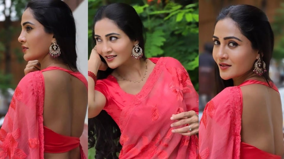 <p>రెడ్ కలర్ సారీలో కార్తీక దీపం 2 సీరియల్ జ్యోత్స్న మెరిసిసోయింది. తన లేటెస్ట్ గ్లామర్ పిక్స్ ను ఇన్ స్టాగ్రామ్ లో షేర్ చేసింది. </p>(instagram-Gayathri Munni)