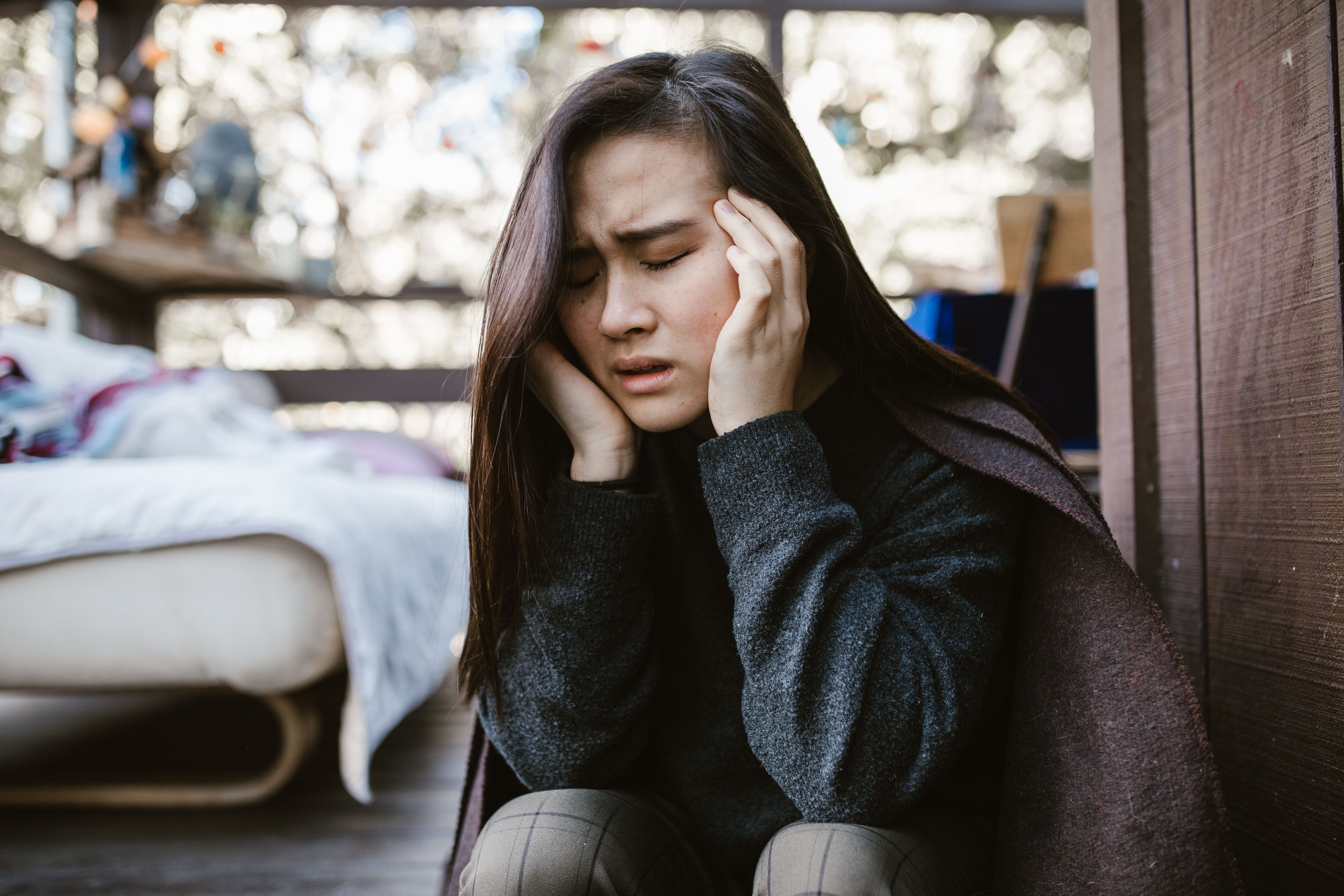 The intensity of the headache helps to diagnose the condition; note it. (Picture credit: Pexel)
