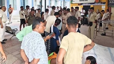 People gathered outside Sadar Hospital after seven people who died in a stampede-like incident at Ashokdham (Hindustan Times)