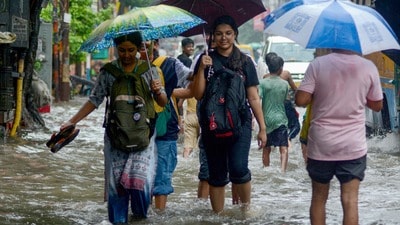 বঙ্গোপসাগরের উপর তৈরি হওয়া নিম্নচাপটি বর্তমানে গাঙ্গেয় পশ্চিমবঙ্গের উত্তরাংশ এবং ঝাড়খণ্ডের উপর অবস্থান করছে। (Shyamal Maitra)