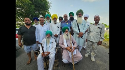 BKU (Ekta Sidhupur) leader Jagjit Singh Dallewal (right) and others during their protest at Khanauri on Tuesday. (HT Photo) BKU (Ekta Sidhupur) leader Jagjit Singh Dallewal (right) and others during their protest at Khanauri on Tuesday. (HT Photo)