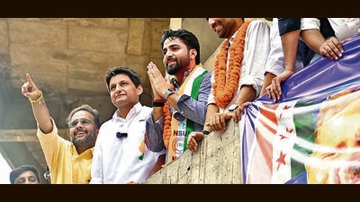 Congress Lok Sabha MP from Haryana Deepender Singh Hooda, and NSUI National President Vinod Jakhar welcomed Sumit Sharma in NSUI at Student centre Panjab University, Chandigarh, India, on Tuesday. (Ravi Kumar/HT) Congress Lok Sabha MP from Haryana Deepender Singh Hooda, and NSUI National President Vinod Jakhar welcomed Sumit Sharma in NSUI at Student centre Panjab University, Chandigarh, India, on Tuesday. (Ravi Kumar/HT)