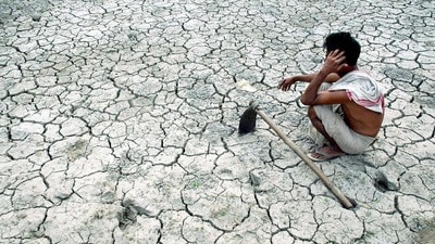 కరవు కోరల్లో భారత్: వర్షపాత అంచనాను 85 శాతానికి తగ్గించిన స్కైమెట్ (ప్రతీకాత్మక చిత్రం) కరవు కోరల్లో భారత్: వర్షపాత అంచనాను 85 శాతానికి తగ్గించిన స్కైమెట్ (ప్రతీకాత్మక చిత్రం)