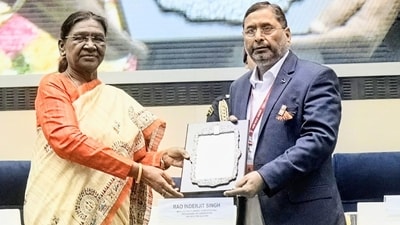 President Droupadi Murmu presenting the Sangeet Natak Akademi Award 2025 to Rakesh Sinha during a ceremony in New Delhi (Rakesh Sinha/HT)