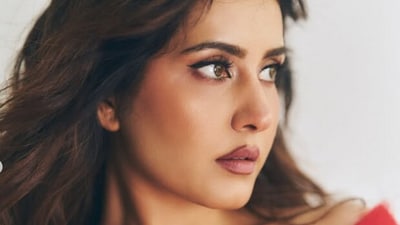 <p>అలాగే తమిళంలో రెండు సినిమాల్లో హీరోయిన్ గా యాక్ట్ చేస్తోంది రాశీ ఖన్నా. ఇటీవల సోషల్ మీడియాలో హాట్ పోజులతోనూ ట్రెండ్ అవుతోంది ఈ బ్యూటీ. </p> (instagram-Raashii Khanna) <p>అలాగే తమిళంలో రెండు సినిమాల్లో హీరోయిన్ గా యాక్ట్ చేస్తోంది రాశీ ఖన్నా. ఇటీవల సోషల్ మీడియాలో హాట్ పోజులతోనూ ట్రెండ్ అవుతోంది ఈ బ్యూటీ. </p> (instagram-Raashii Khanna)