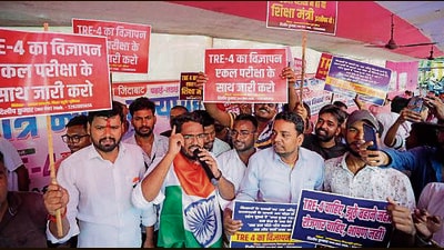 TRE candidates demonstrate over domicile and negative marking issues, in Patna, on Tuesday. (SANTOSH KUMAR/HT) TRE candidates demonstrate over domicile and negative marking issues, in Patna, on Tuesday. (SANTOSH KUMAR/HT)