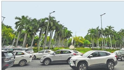 Last year, a survey of 39 roundabouts by traffic police in the New Delhi municipal council area found that disproportionate road widths, misaligned footpaths, oversized plantation spaces, and narrow roundabout diameters were squeezing traffic flow in and around central Delhi. (HT Photo/Arvind Yadav)