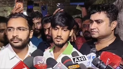 ‘ককরোচ জনতা পার্টি’ বা সিজেপি-র সঙ্গে সিপিএম ও এসএফআইয়ের সাম্প্রতিক যোগাযোগকে কেন্দ্র করে সেই বিতর্কে নতুন মাত্রা যোগ করলেন রাজ্যের পঞ্চায়েত ও গ্রামোন্নয়ন মন্ত্রী দিলীপ ঘোষ। ‘ককরোচ জনতা পার্টি’ বা সিজেপি-র সঙ্গে সিপিএম ও এসএফআইয়ের সাম্প্রতিক যোগাযোগকে কেন্দ্র করে সেই বিতর্কে নতুন মাত্রা যোগ করলেন রাজ্যের পঞ্চায়েত ও গ্রামোন্নয়ন মন্ত্রী দিলীপ ঘোষ।