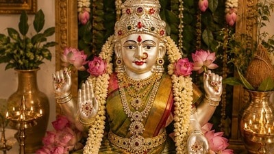 వరలక్ష్మీ వ్రతం విశేషత ఇదే.. సౌభాగ్యం, అష్టైశ్వర్యాల కోసం మహిళలు చేసే పవిత్ర వ్రతం! (pinterest) వరలక్ష్మీ వ్రతం విశేషత ఇదే.. సౌభాగ్యం, అష్టైశ్వర్యాల కోసం మహిళలు చేసే పవిత్ర వ్రతం! (pinterest)