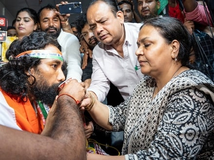 Jharkhand protest LIVE: Jharkhand ministers Deepika Pandey and Irfan Ansari meet student leader Devendra Nath Mahato and end his hunger strike by offering him a glass of juice after the state government's late-night decision to cancel the JPSC and JSSC exam papers, at Sadar Hospital, in Ranchi.