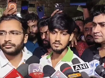 ‘ককরোচ জনতা পার্টি’ বা সিজেপি-র সঙ্গে সিপিএম ও এসএফআইয়ের সাম্প্রতিক যোগাযোগকে কেন্দ্র করে সেই বিতর্কে নতুন মাত্রা যোগ করলেন রাজ্যের পঞ্চায়েত ও গ্রামোন্নয়ন মন্ত্রী দিলীপ ঘোষ।