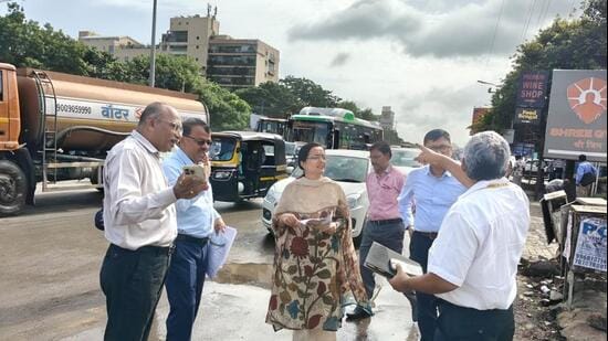 Additional municipal commissioner Pavneet Kaur inspected the proposed alignment related to High Capacity Mass Transit Route with civic officials and additional police commissioner Manoj Patil. (HT)