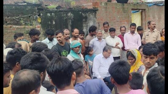 Arun Kumar, tehsildar Mohammadi, and other officials visited Bela Tursiya to meet the grieving families (HT Photo)