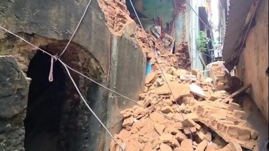 Kolkata Municipal Corporation (KMC) confirmed that the building was over 200-year-old and that it had earlier declared the building ‘dangerous’ and ‘dilapidated’. (HT Photo)
