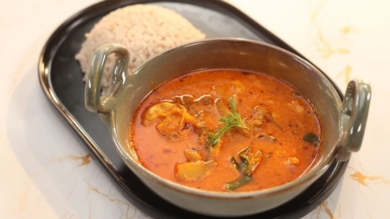 Chef Sanjeev Kapoor's raw mango prawn curry requires an approximate cooking time of half an hour. (sanjeevkapoor.com)