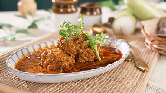 Ranveer Brar's lauki kofta recipe takes around half an hour to make. (@RanveerBrar/YouTube)